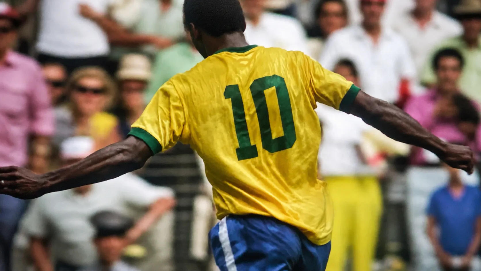 Pelé de costas, camisa 10, braços abertos depois do gol