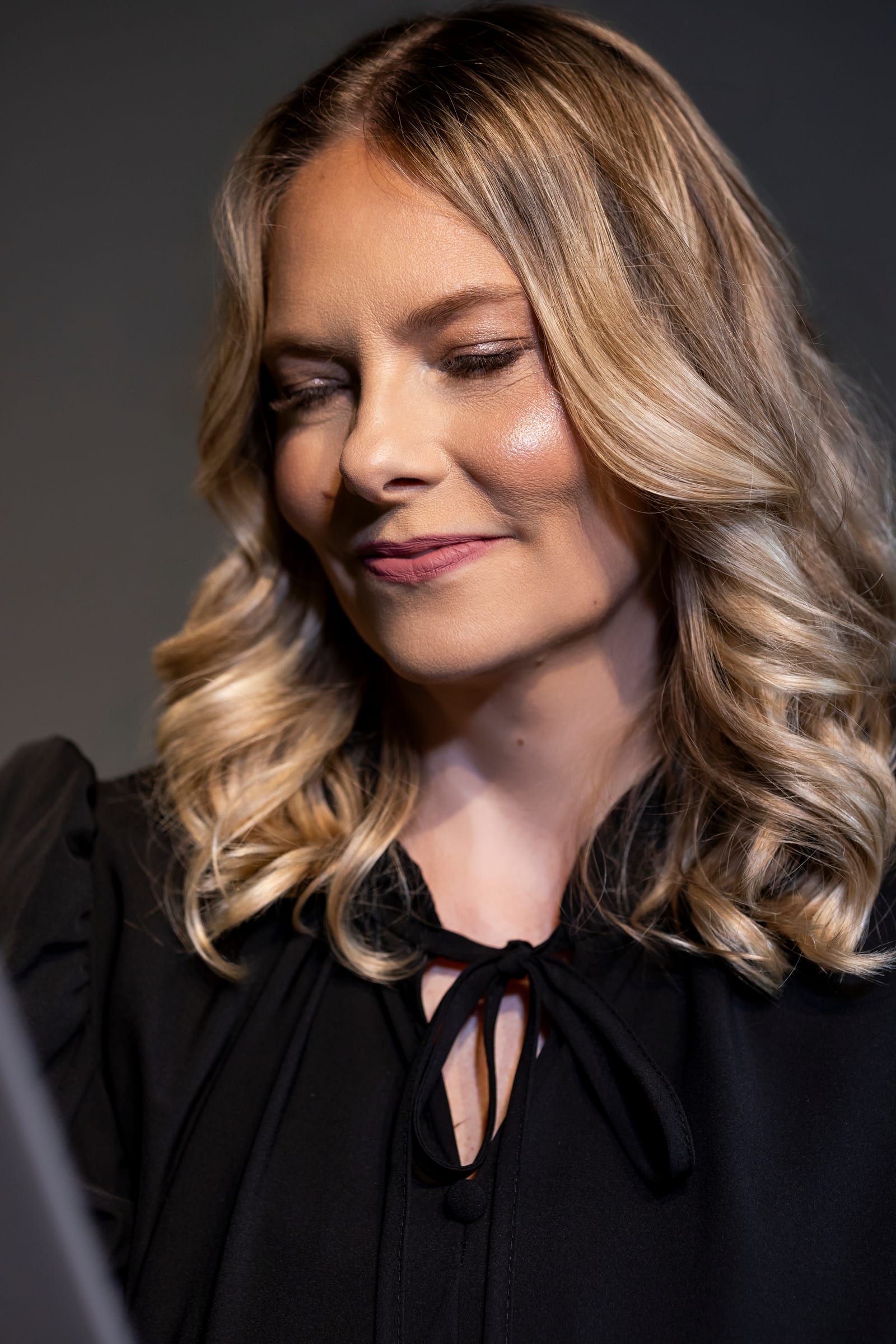 Dra. Ingrid Kibelkstis em retrato aproximado, expressão concentrada