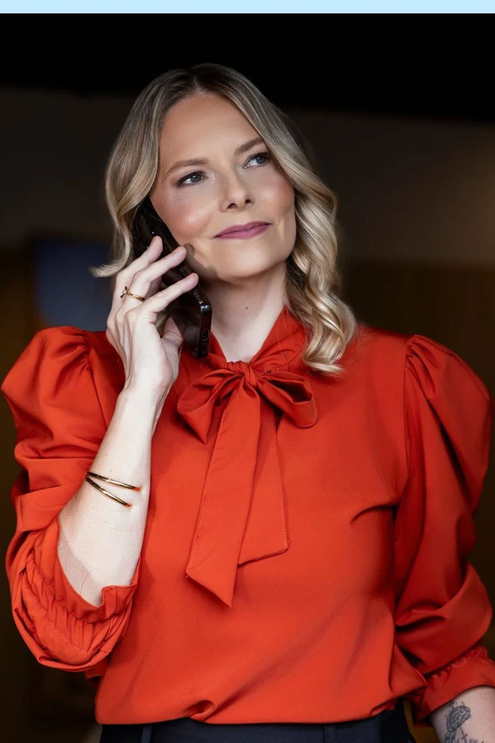 Dra. Ingrid Kibelkstis em conversa ao telefone